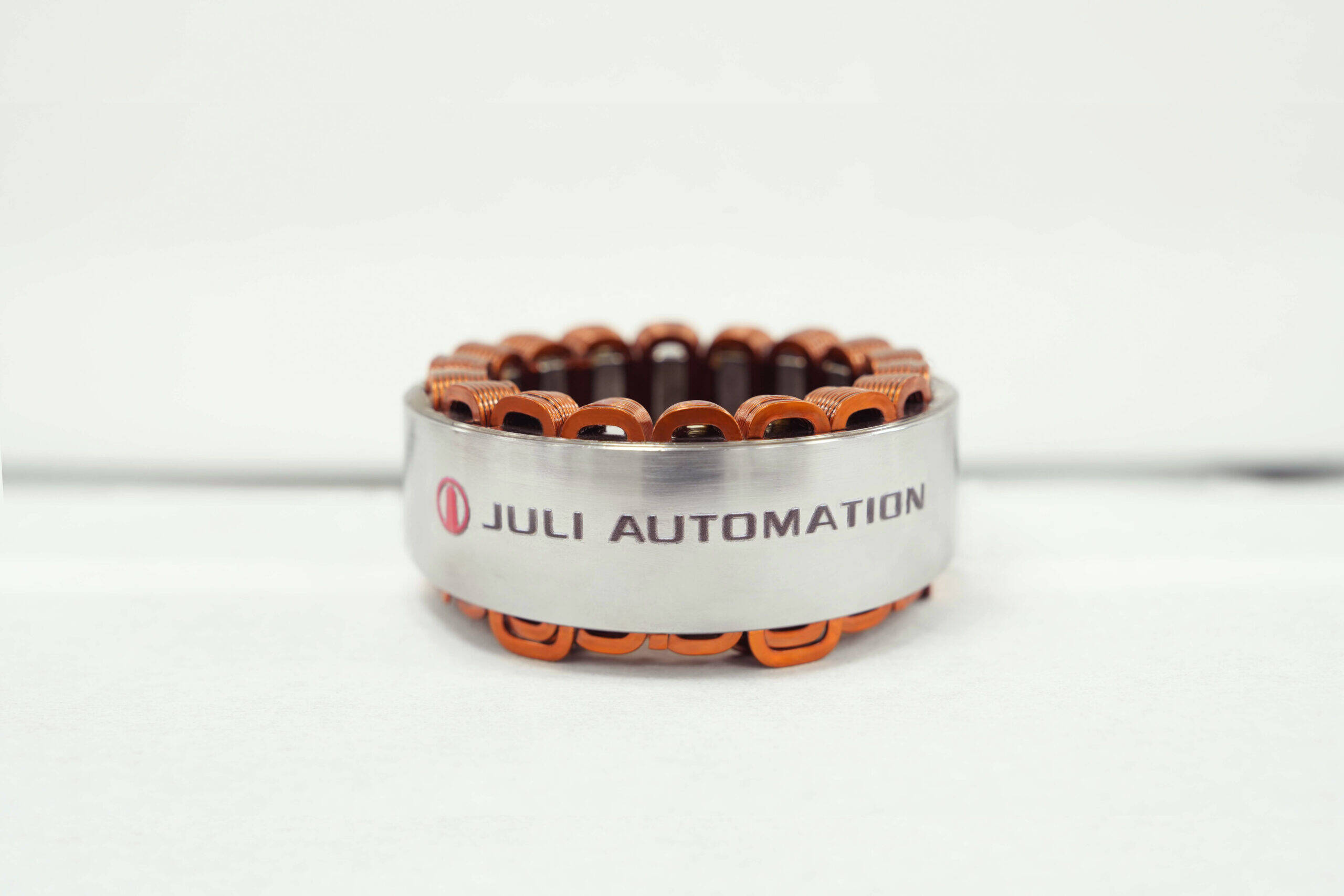 Flat-wire frameless torque motor for robots